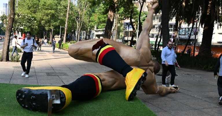 Derriban maestros de la CNTE estatuas alusivas al Mundial de Fut