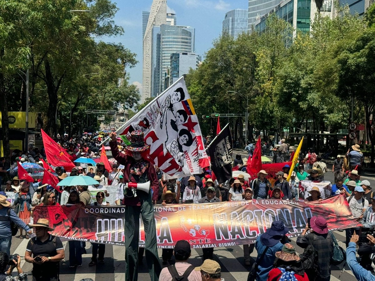 EL ZÓCALO NO ES DE LA FIFA, ES DEL PUEBLO: CNTE; LOS MAESTROS INCONFORMES INSTALAN PLANTÓN