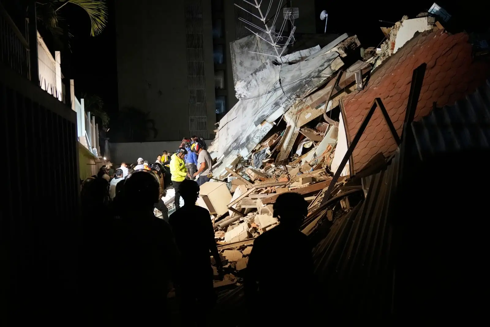 SACUDEN SISMOS A VENEZUELA; 32 MUERTOS Y CIENTOS DE HERIDOS, PRIMER REPORTE OFICIAL