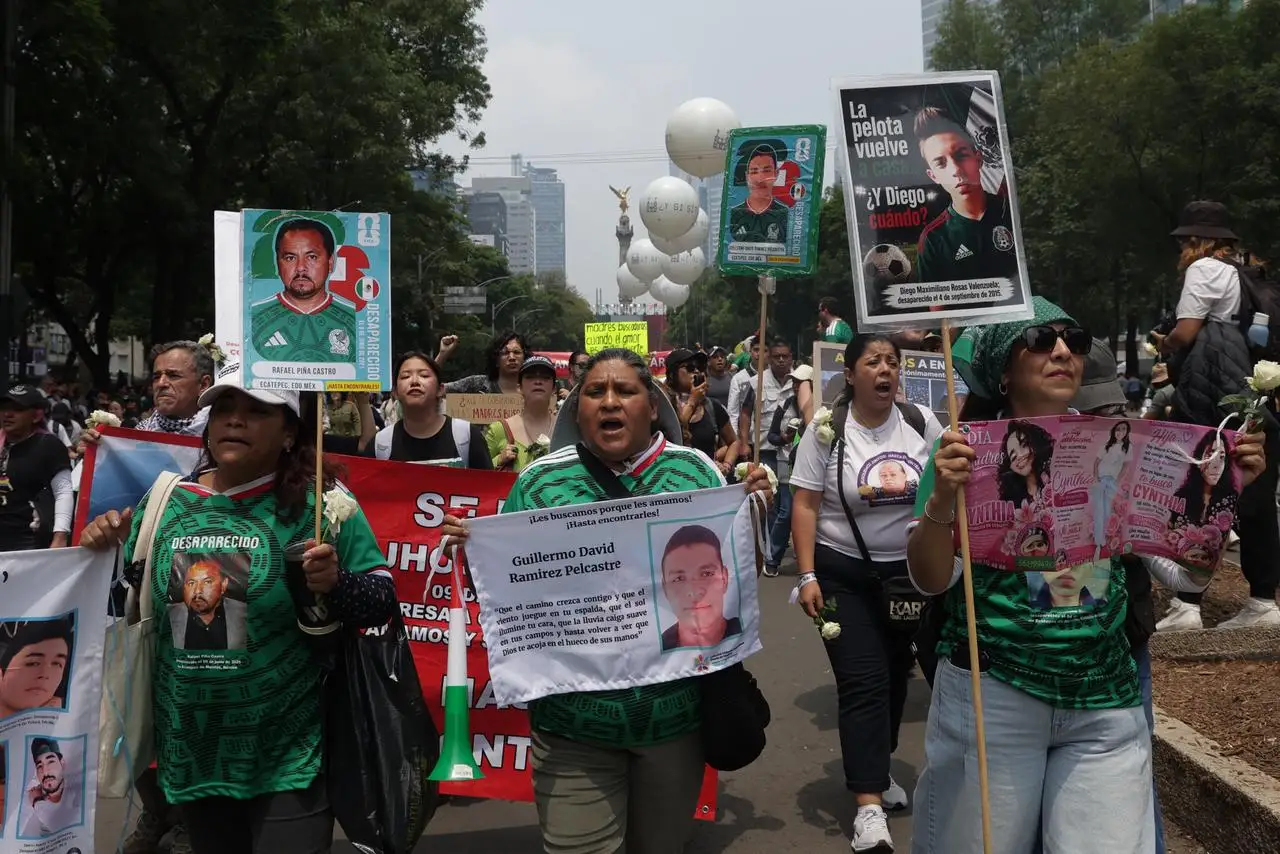Marchan familiares de desaparecidos; desisten ir al estadio