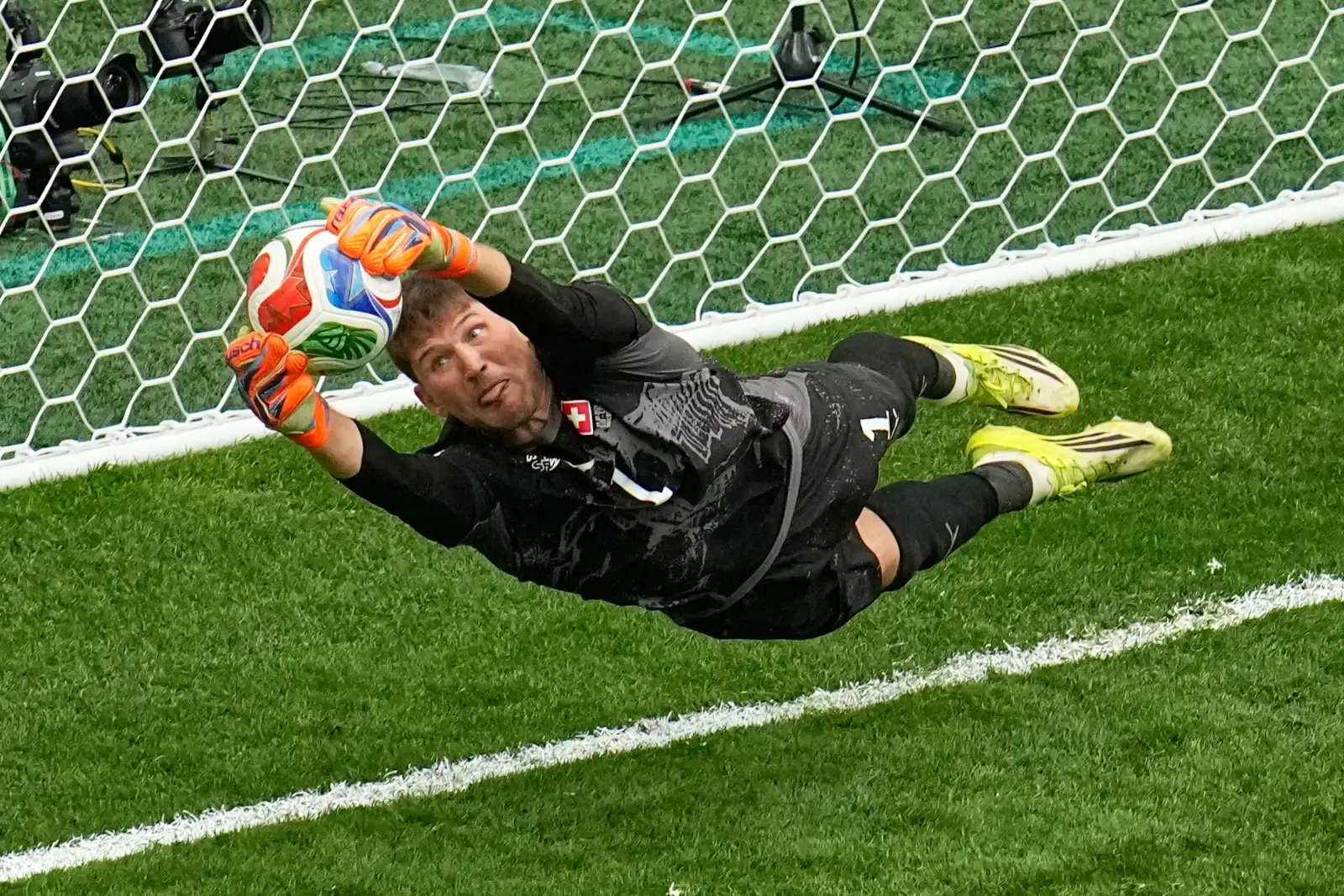 Clasifica Suiza a cuartos tras vencer a Colombia en penales