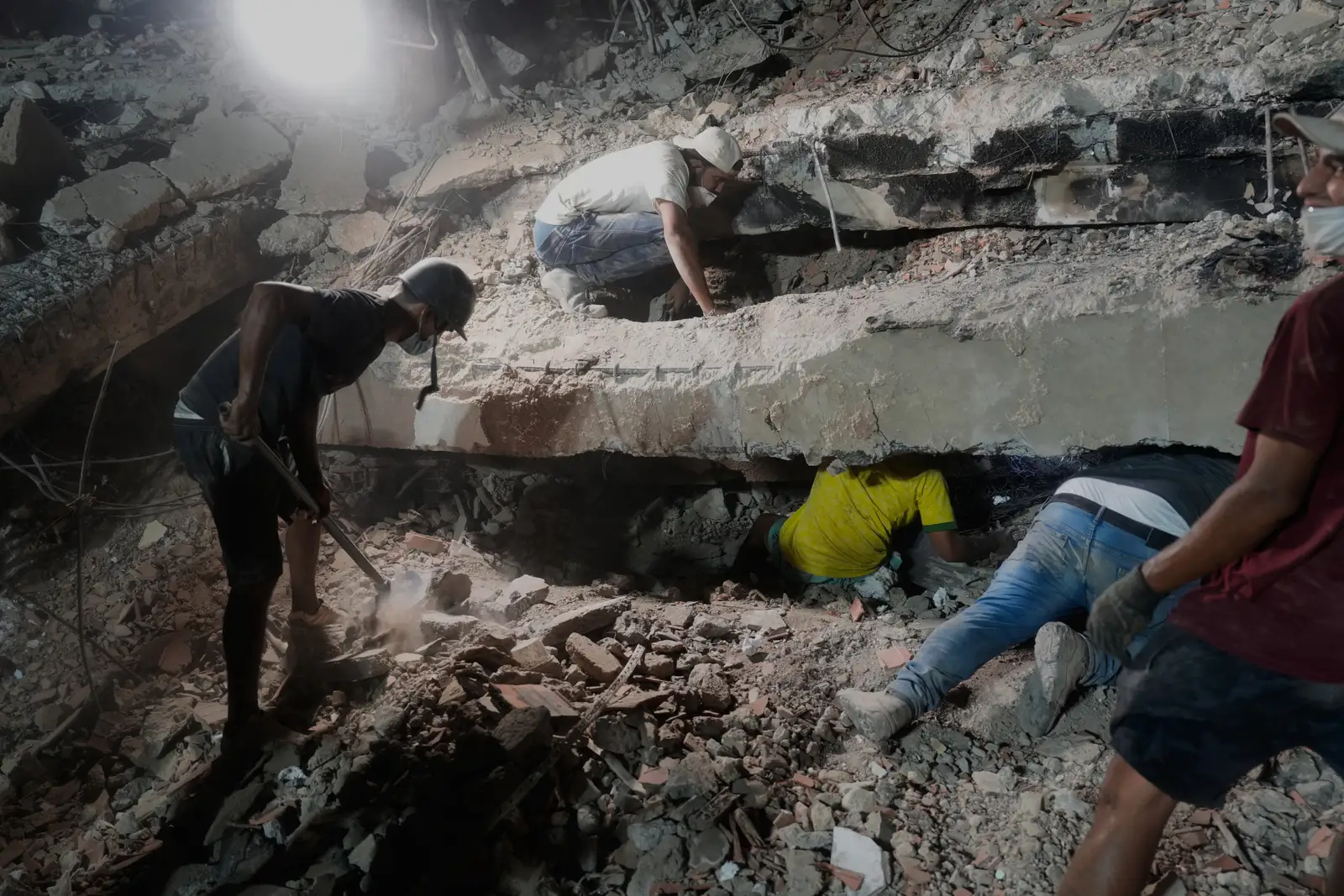 SE ELEVA EL NÚMERO DE MUERTOS POR DOBLE TERREMOTO EN VENEZUELA; VAN CASI 4 MIL 900