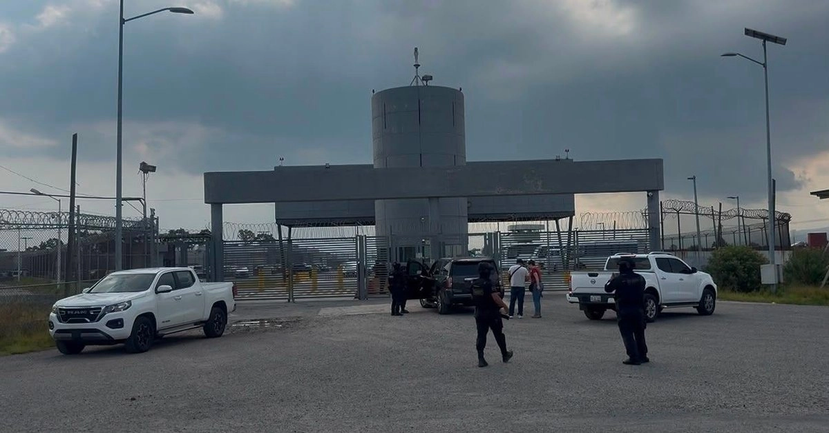 Ingresan a exgobernador al penal de Almoloya de Juárez