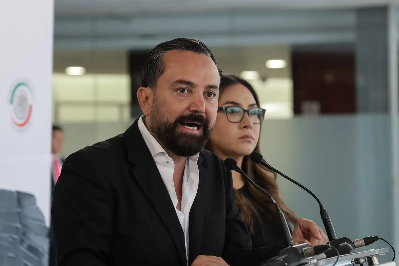 “Sugieren” a senador acusado de narco que solicite licencia