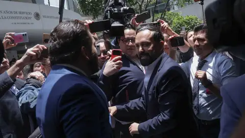 Se tiran legisladores manotazos, empujones e insultos