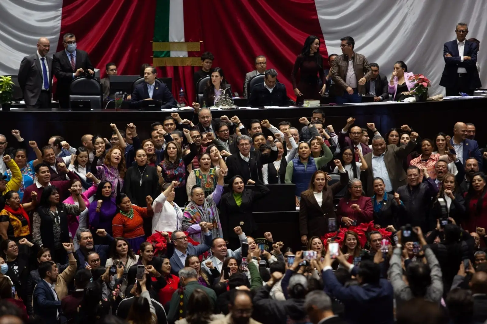 Respaldan diputados morenistas a Andy López