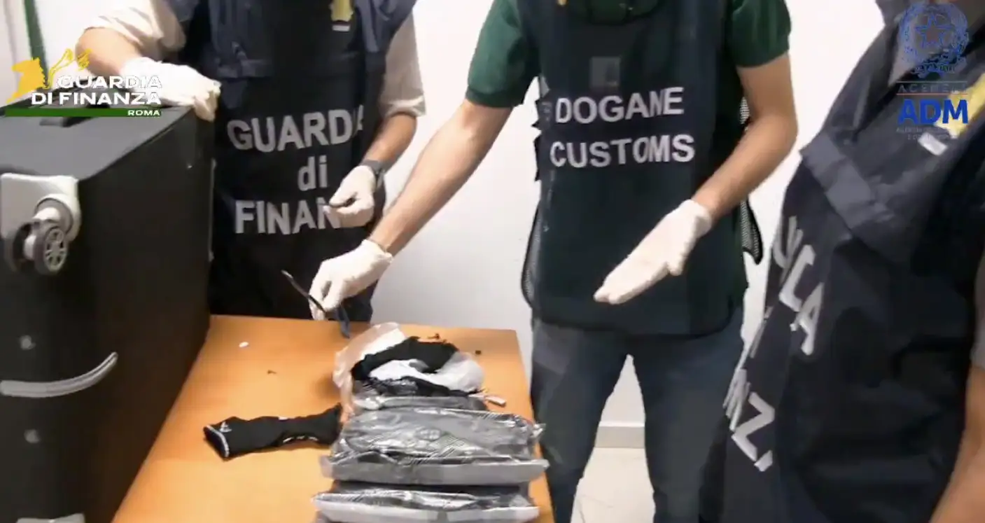 Detienen a pareja con droga en aeropuerto italiano Detienen a pareja con droga en aeropuerto italiano