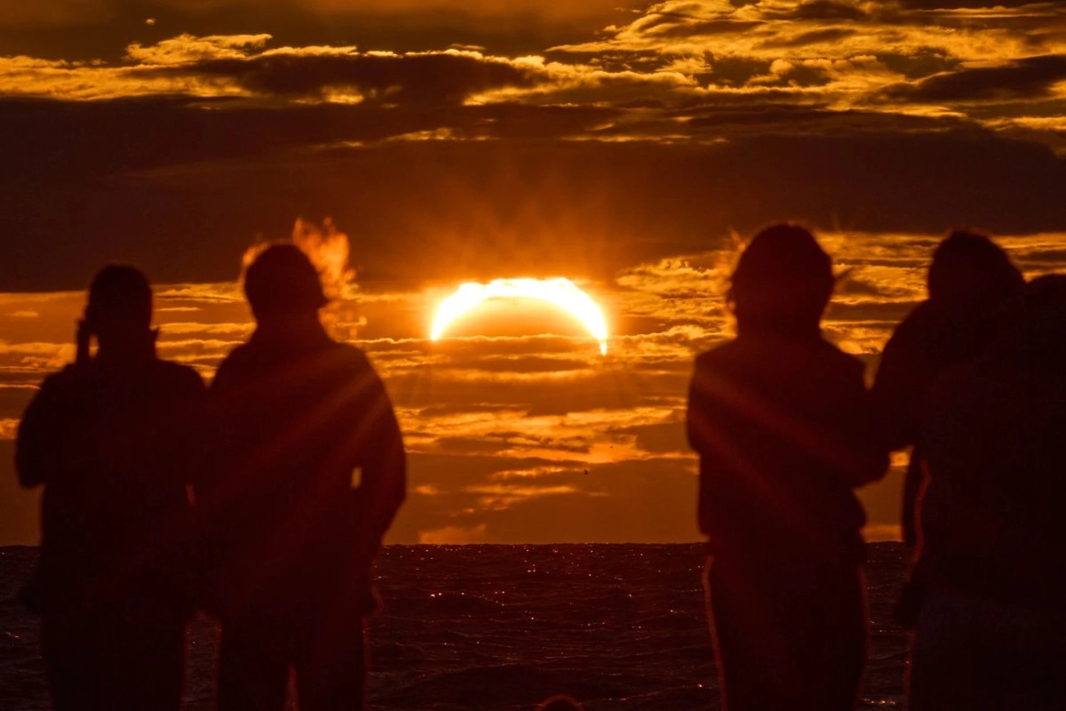 Emociona a España la presencia del eclipse total de sol