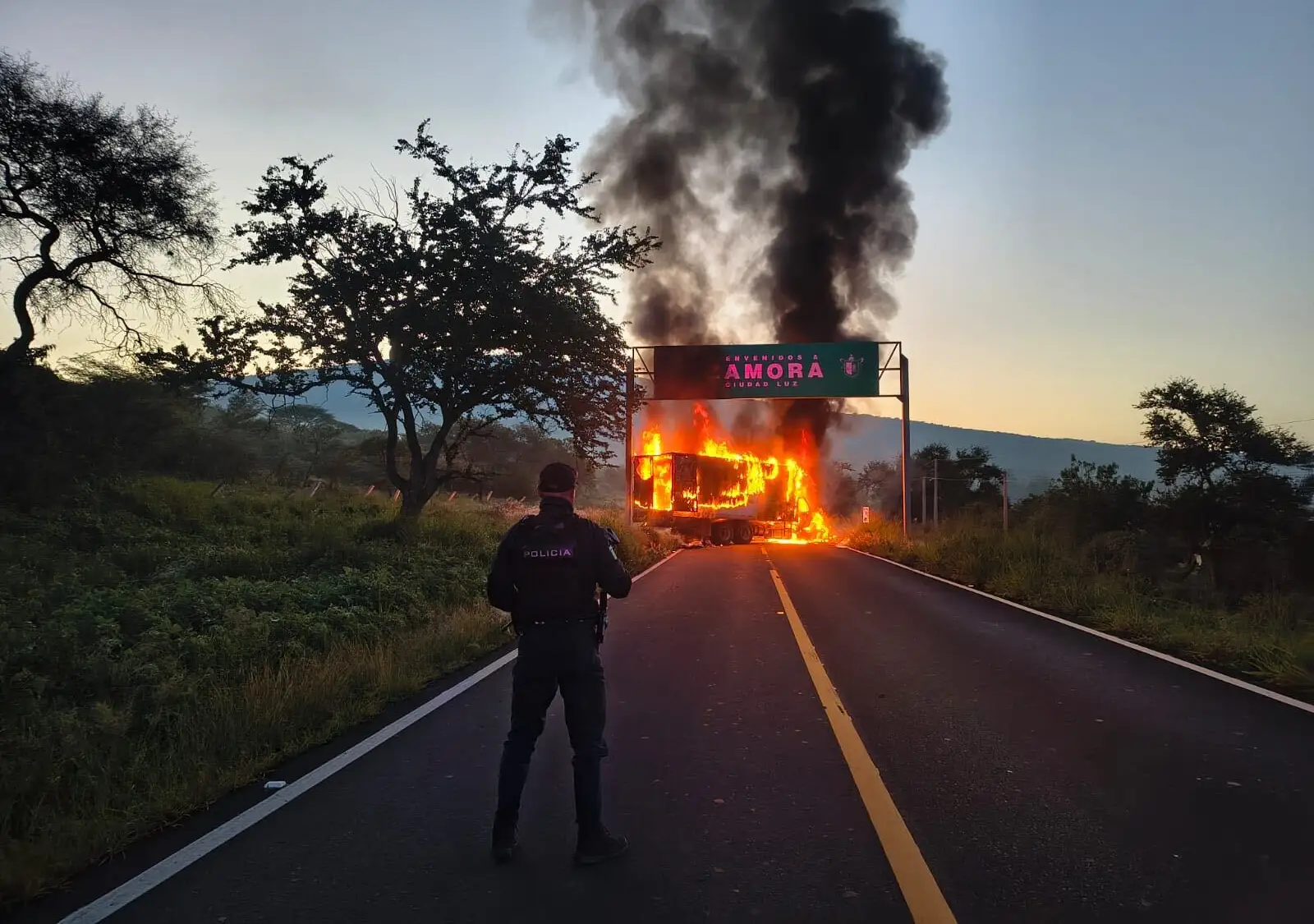 AMANECE MICHOACÁN BAJO FUEGO Y BLOQUEO DE CARRETERAS