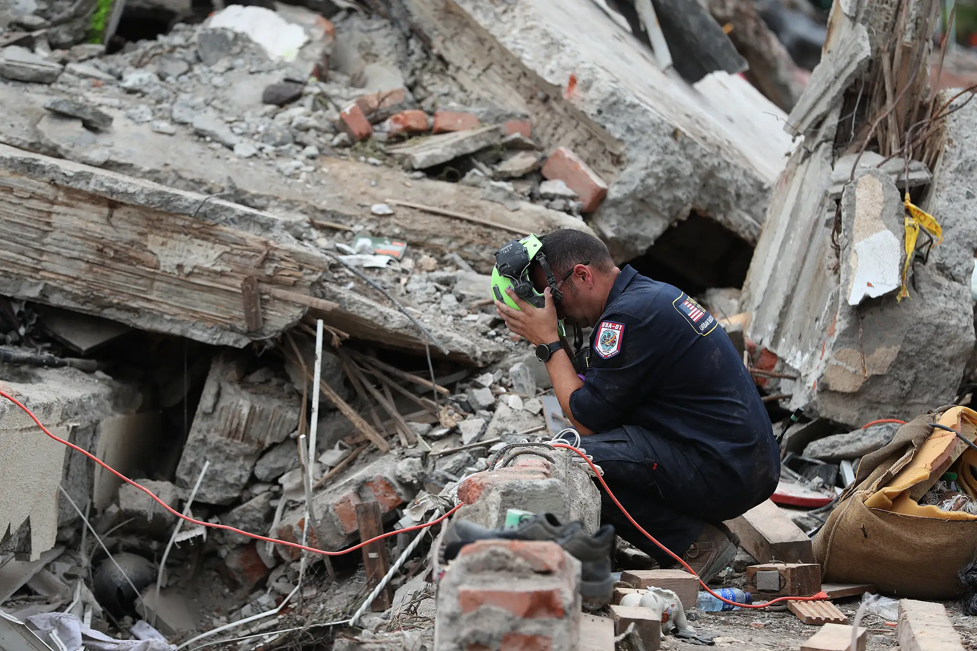 Aumenta a 300 muertos por sismo en Colombia