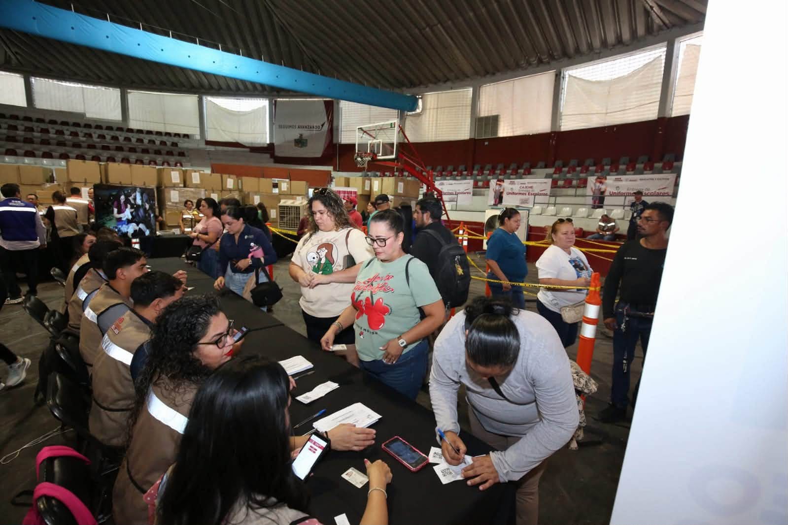 Continúa la entrega de uniformes escolares en Cajeme