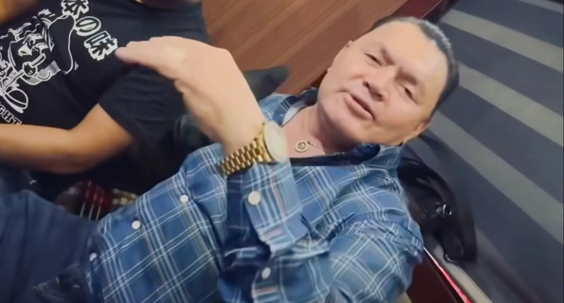 Balean a vocalista de grupo musical en un rodeo