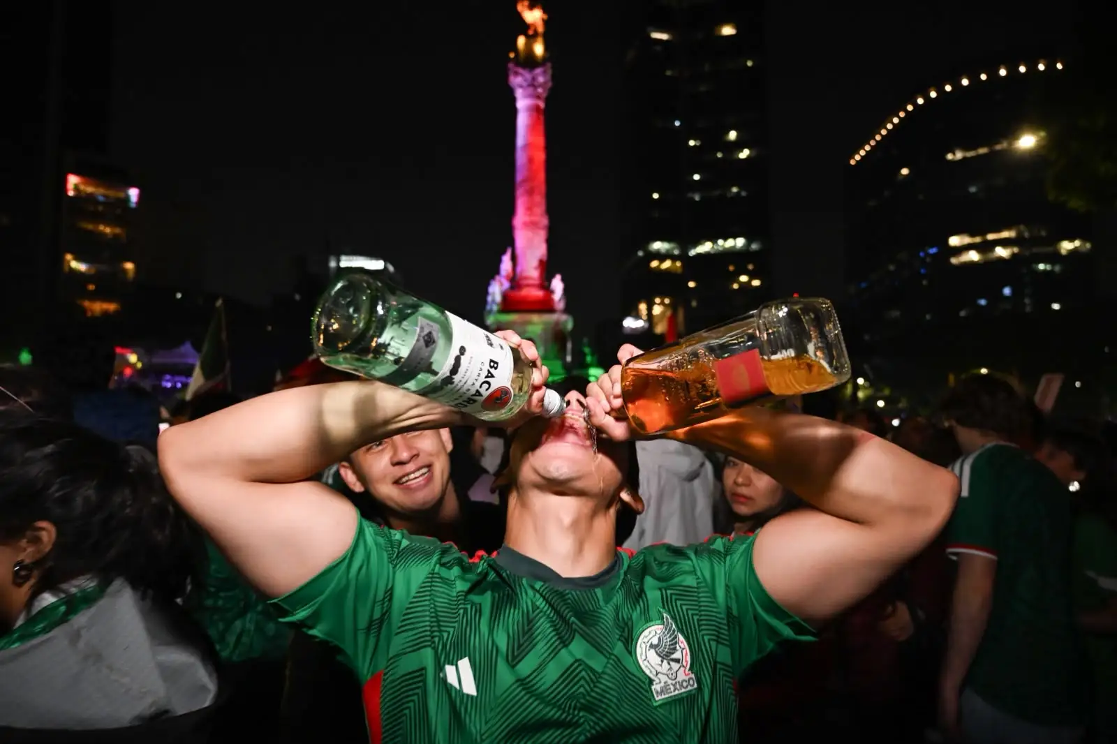 Mueren 50 personas por consumir alcohol adulterado Mueren 50 personas por consumir alcohol adulterado