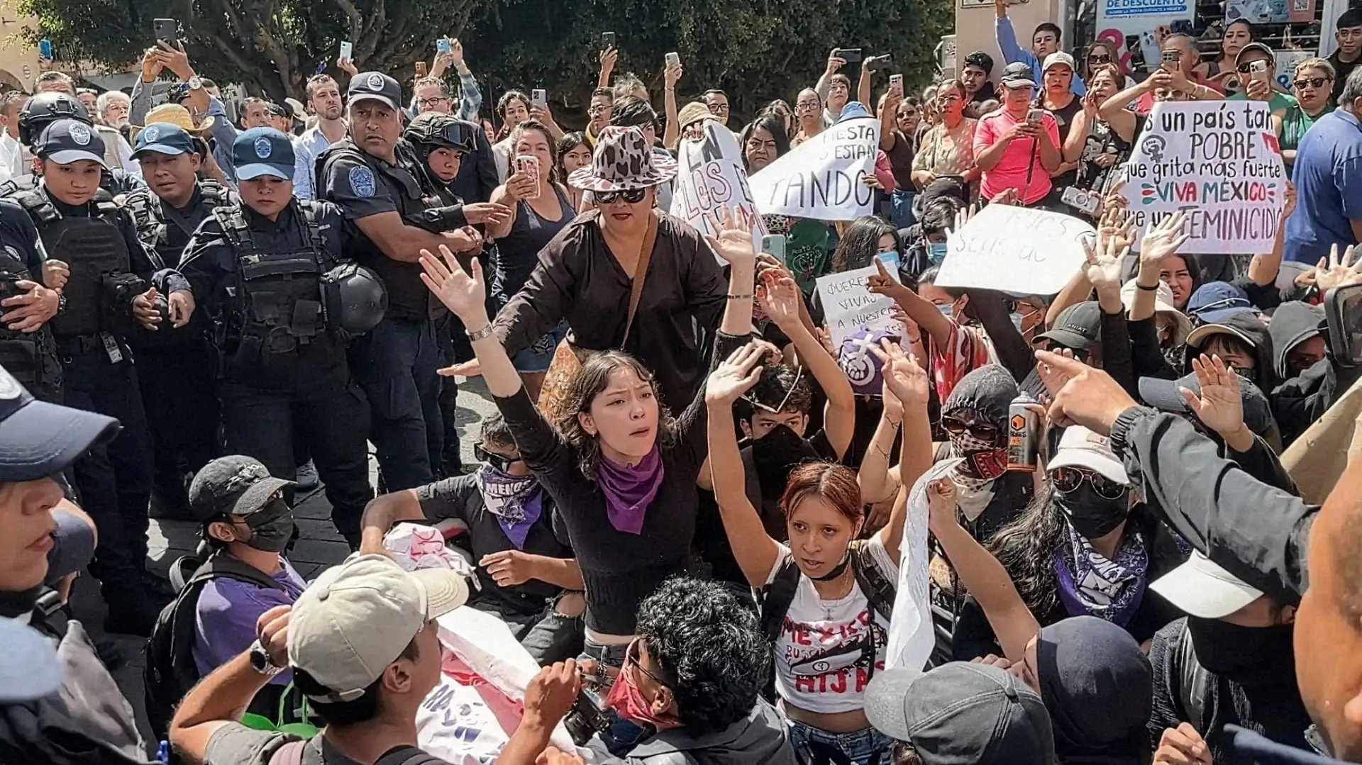IRRUMPEN ESTUDIANTES EN DESFILE EN PROTESTA POR HOMICIDIO DE ESPAÑOLA