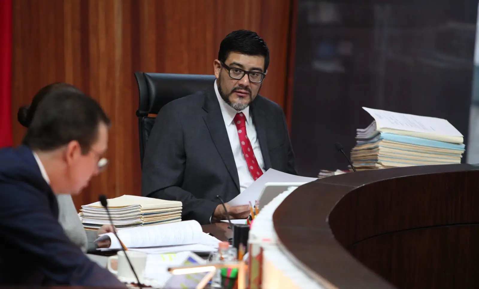 INE debe analizar integralmente denuncia contra Morena: Magistrado