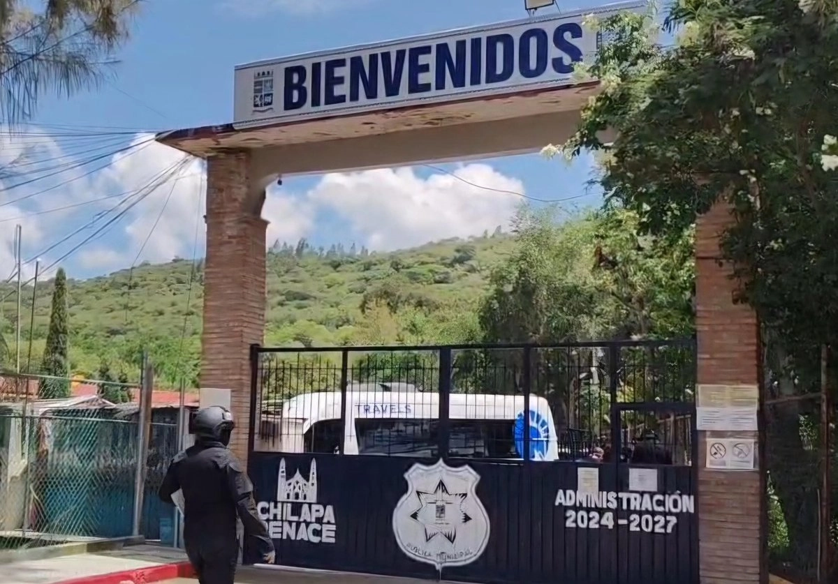 Detienen a decenas de policías por no acreditar su cargo