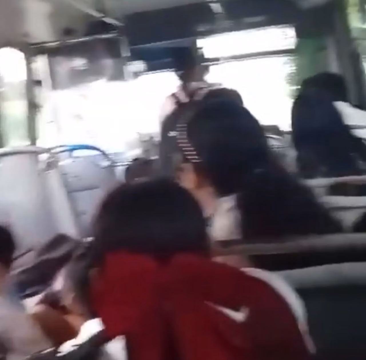 Atacan a balazos a camión escolar en Sinaloa Atacan a balazos a camión escolar en Sinaloa
