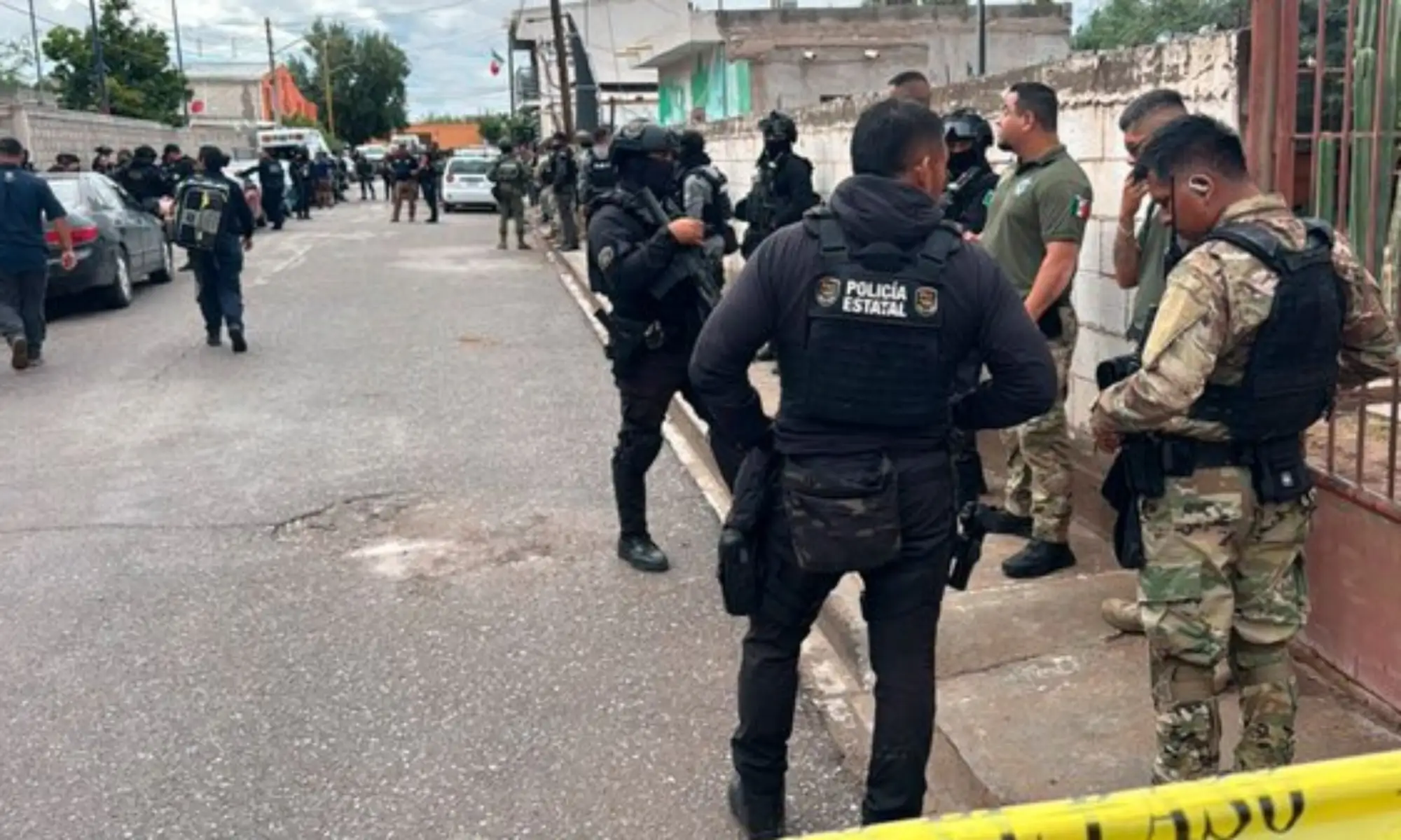 ATACAN EXALUMNOS A SU MAESTRA Y LA ASESINAN; HAY DOS LESIONADOS MÁS