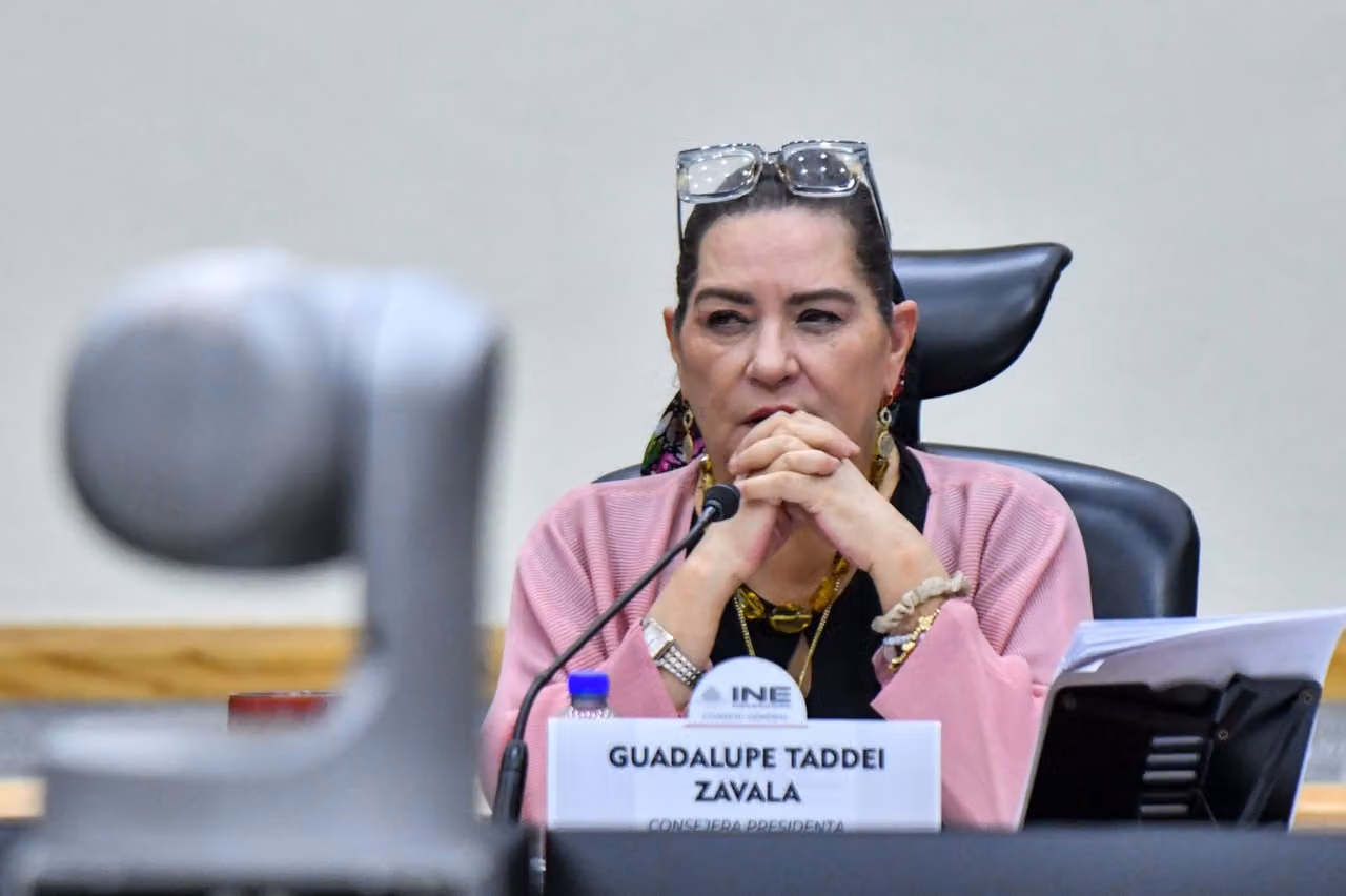 SALEN MORENA Y ALIADOS EN DEFENSA DE PRESIDENTA DEL INE; OPOSITORES PIDEN SU RENUNCIA