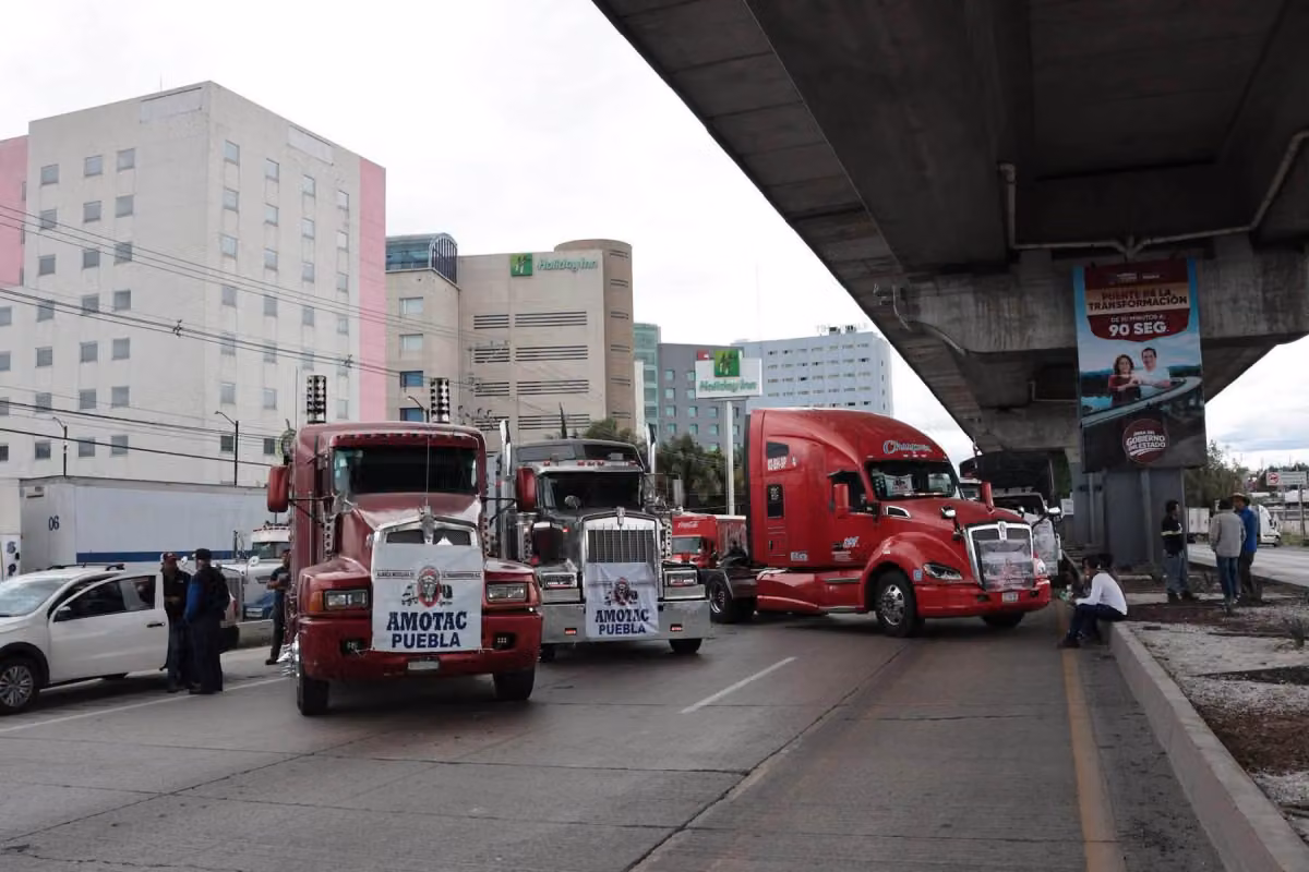 Bloquean transportistas carreteras en protesta por inseguridad