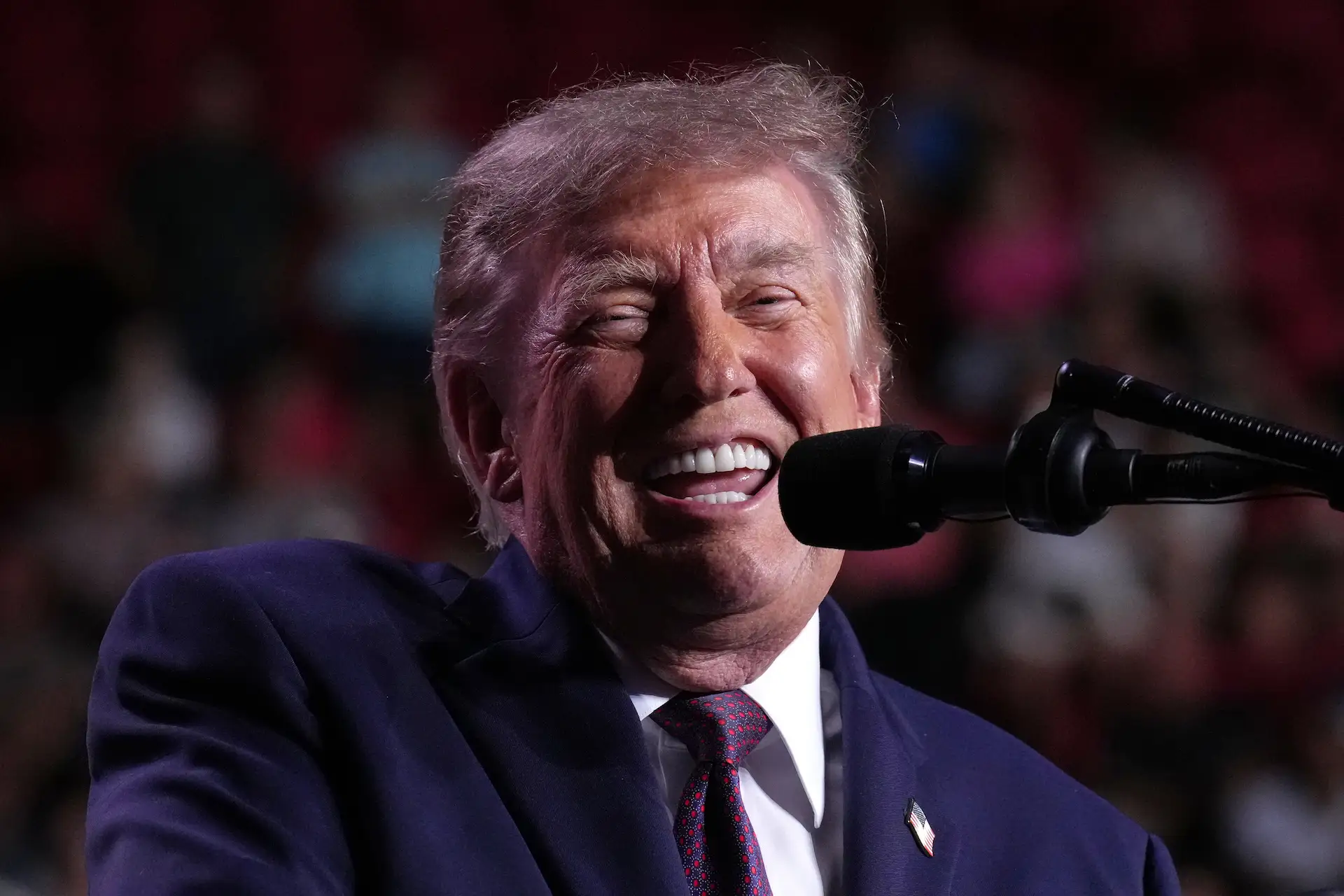 Vuelve a burlarse Trump de Sheinbaum en mitin de campaña